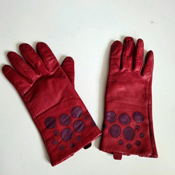 Redfish design red leather gloves with purple circles details. - Picture 3 of 8